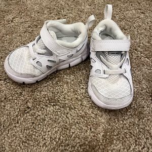 Size 4.5 baby Nike free run 2’s